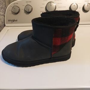 Mens UGGS boots. Black Leather and Plaid. Size 11